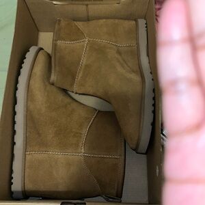 Uggs (Chestnut, Size 10)